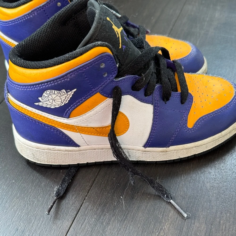 Jordan Kids
Air Jordan 1 Mid "Lakers" sneaker - Picture 3 of 5